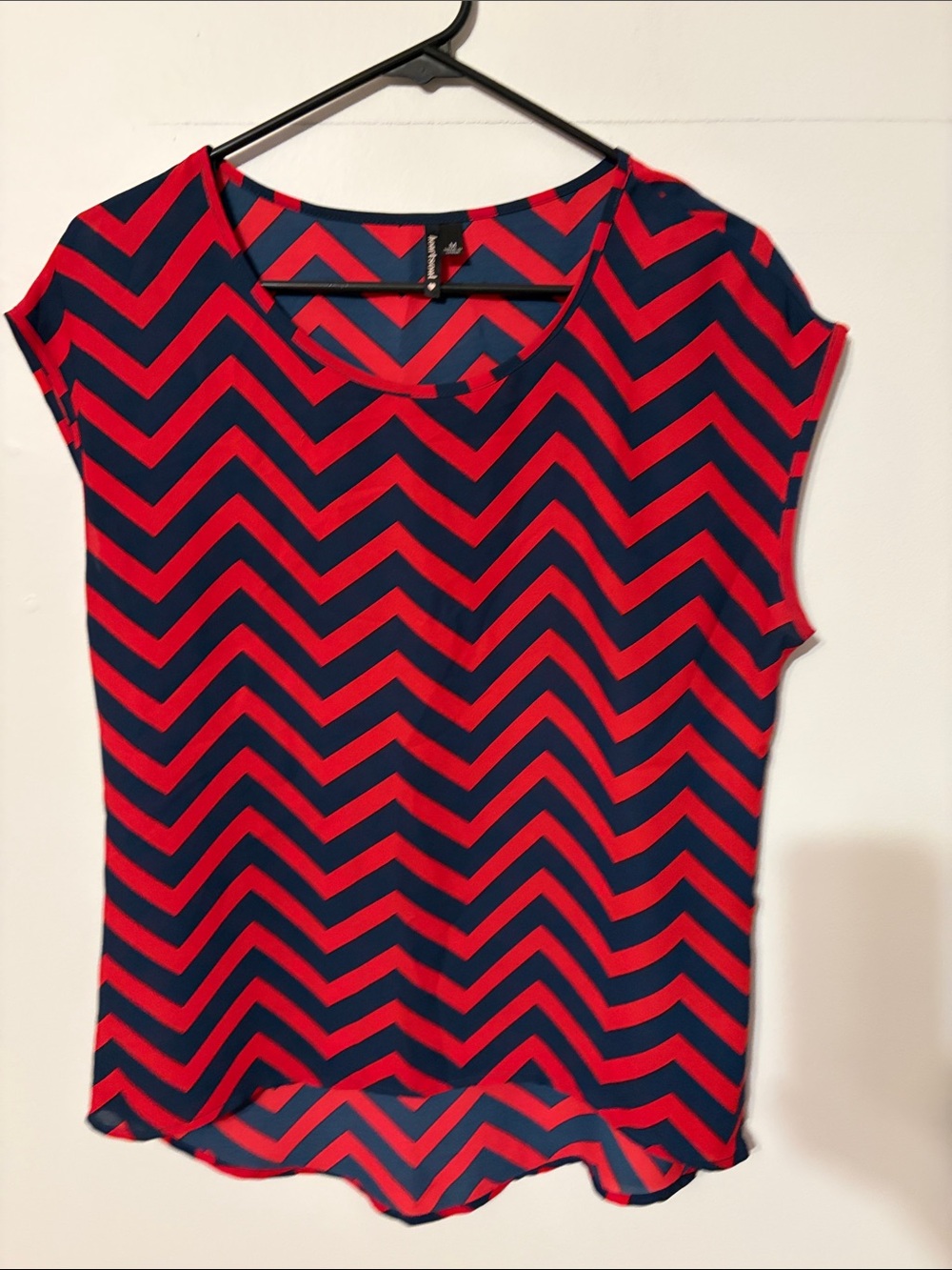 HeartSoul deep red and navy chevron sleeveless blouse. Med. 💯 polyester.